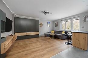 Modern Kotsisa Apartment by Renters