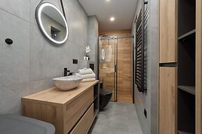 Modern Kotsisa Apartment by Renters
