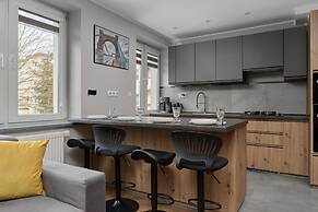 Modern Kotsisa Apartment by Renters