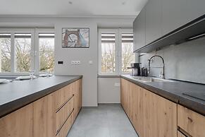 Modern Kotsisa Apartment by Renters