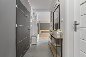 Modern Kotsisa Apartment by Renters