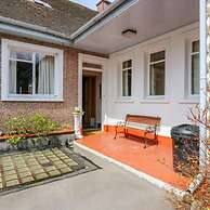 Bay View Esplanade Apartment Overlooking Harbour