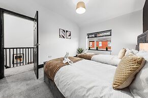 Luxury by the Sea Blackpool's Finest Getaway for 8