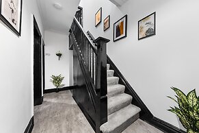 Luxury by the Sea Blackpool's Finest Getaway for 8