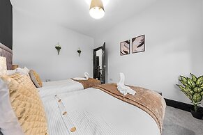Luxury by the Sea Blackpool's Finest Getaway for 8
