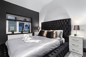 Luxury by the Sea Blackpool's Finest Getaway for 8