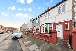 Luxury by the Sea Blackpool's Finest Getaway for 8