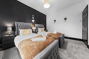 Luxury by the Sea Blackpool's Finest Getaway for 8