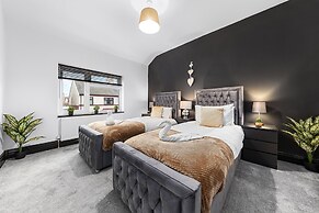 Luxury by the Sea Blackpool's Finest Getaway for 8