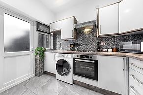 Luxury by the Sea Blackpool's Finest Getaway for 8
