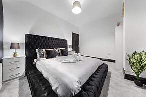 Luxury by the Sea Blackpool's Finest Getaway for 8