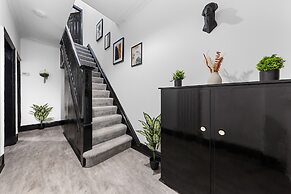 Luxury by the Sea Blackpool's Finest Getaway for 8