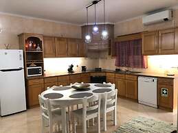Spacious, Garden, and Private Parking