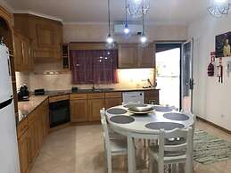 Spacious, Garden, and Private Parking