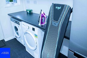 2ndhomestays -walsall- Charming 3-bedroom House