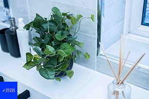 2ndhomestays -walsall- Charming 3-bedroom House