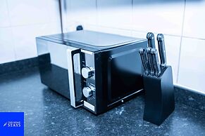 2ndhomestays -walsall- Charming 3-bedroom House