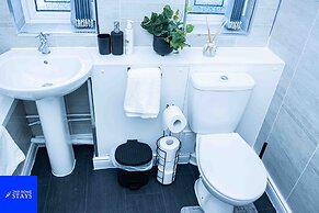 2ndhomestays -walsall- Charming 3-bedroom House