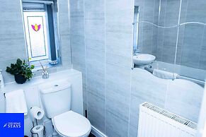 2ndhomestays -walsall- Charming 3-bedroom House