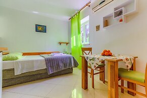 Studio With Shared Garden, 3 min Walk to the Beach