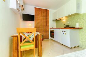 Studio With Shared Garden, 3 min Walk to the Beach