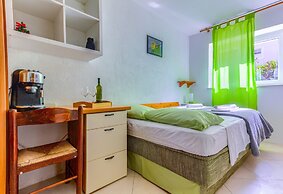 Studio With Shared Garden, 3 min Walk to the Beach