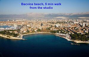 Studio With Shared Garden, 3 min Walk to the Beach