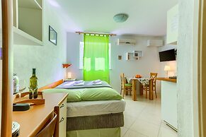 Studio With Shared Garden, 3 min Walk to the Beach