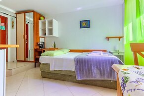 Studio With Shared Garden, 3 min Walk to the Beach