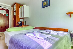 Studio With Shared Garden, 3 min Walk to the Beach