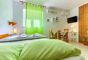 Studio With Shared Garden, 3 min Walk to the Beach