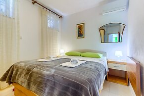 2-bdr apt With Shared Garden, 3 min Walk to Beach