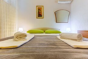 2-bdr apt With Shared Garden, 3 min Walk to Beach