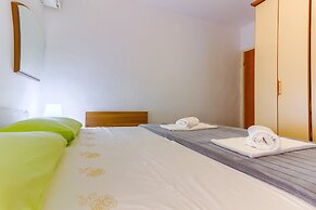 2-bdr apt With Shared Garden, 3 min Walk to Beach