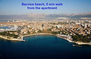 2-bdr apt With Shared Garden, 3 min Walk to Beach