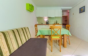 2-bdr apt With Shared Garden, 3 min Walk to Beach