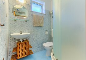 2-bdr apt With Shared Garden, 3 min Walk to Beach