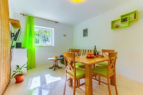 2-bdr apt With Shared Garden, 3 min Walk to Beach