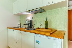 2-bdr apt With Shared Garden, 3 min Walk to Beach