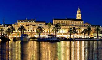 2-bdr apt With Shared Garden, 3 min Walk to Beach