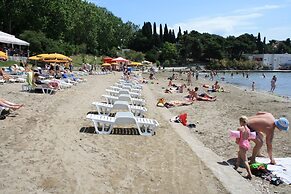 2-bdr apt With Shared Garden, 3 min Walk to Beach