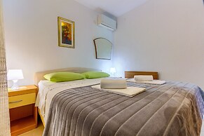 2-bdr apt With Shared Garden, 3 min Walk to Beach