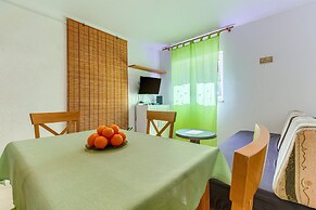 2-bdr apt With Shared Garden, 3 min Walk to Beach