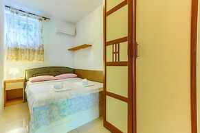 2-bdr apt With Shared Garden, 3 min Walk to Beach