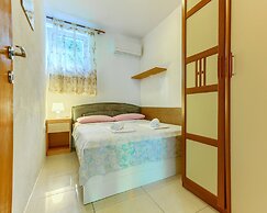 2-bdr apt With Shared Garden, 3 min Walk to Beach