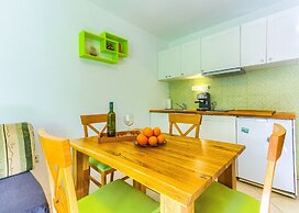 2-bdr apt With Shared Garden, 3 min Walk to Beach