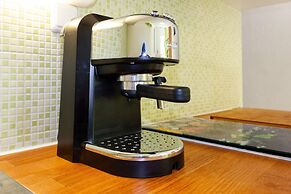 2-bdr apt With Shared Garden, 3 min Walk to Beach