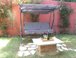 2-bdr apt With Shared Garden, 3 min Walk to Beach