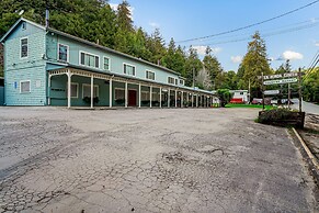 Pacific Coast Redwoods Cabin for Family