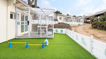 Jeju Dangdangi Dog Pension Black